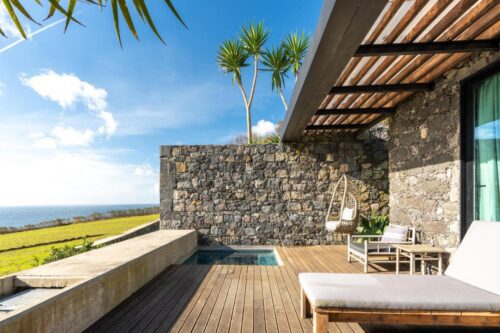 terrasse avec petite piscine privée et vue mer dans une chambre de l'hôtel Sensi Azores et spa