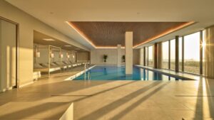 grand spa de 1400 m² avec piscine intérieure, sauna, hammam et vue sur la mer en Zélande