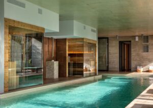 spa de 600m² avec piscine intérieure, sauna, hammam, cours de yoga, salle de fitness et massages