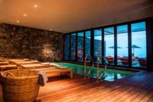 spa de l'hôtel avec la piscine intérieure