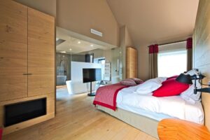 studio avec vue sur la salle de bain depuis le lit