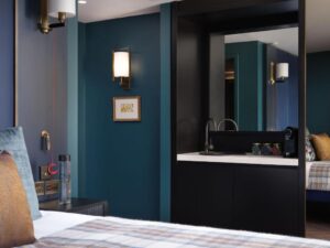 chambre pour courts séjours avec évier, ustensiles de cuisine et réfrigérateur dans Londres