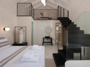 suite junior en duplex avec baignoire ouverte dans la chambre et salon sur la mezzanine