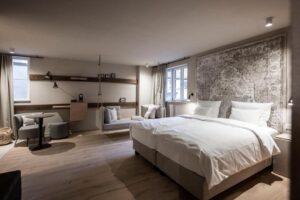 suite junior avec un fauteuil balançoire dans la chambre