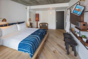 chambre au design mélangeant l'industriel et l'ethnique