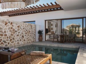 piscine privée avec transats dans la suite signature