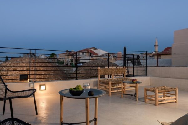 toit terrasse aménagé pour se détendre et profiter de la vue sur les toits de Réthymnon