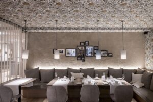 table dans le restaurant de l'hôtel