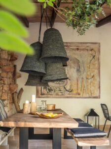 salle pour les repas et petit déjeuner à la décoration très cosy