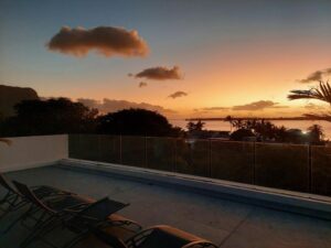 coucher de soleil sur la mer depuis les terrasses de la chambre d'hôtes Les Terrasses du Bénitier