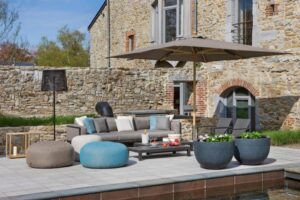 terrasse donnant sur la piscine de l'hôtel