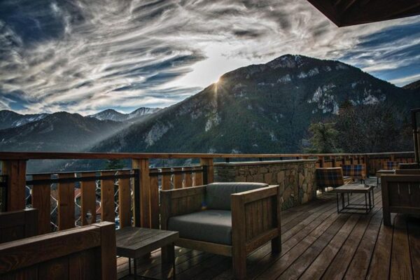 terrasse de l'hôtel Pure Montagne Resort offrant une vue magnifique sur les Alpes du Sud