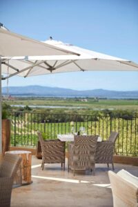 terrasse du restaurant pour déjeuner ou dîner avec une vue panoramique sur le Languedoc-Roussillon