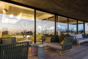 salon sur la terrasse couverte du bar de l'hôtel