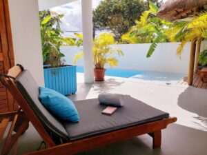 transat sur la terrasse d'une chambre face à la piscine