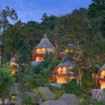 villa à l'architecture qui se font dans la végétation luxuriante de Phuket