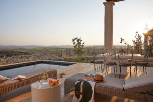 terrasse et piscine privée dans une villa en location vacances à Narbonne