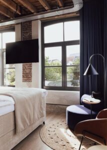 chambre d'hôtel avec mur en brique apparente
