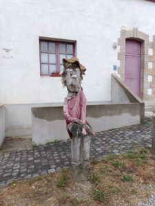 statue devant une maison de Groix