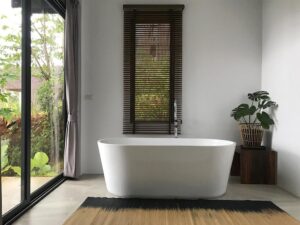 baignoire ilot dans les villas de l'hôtel Little Moon villa en Thaïlande