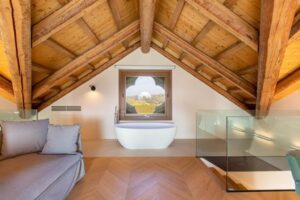 étage de la suite avec baignoire ilot offrant une vue sur les vignes du Barolo
