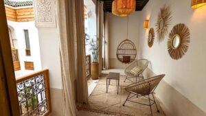 balcon cosy et cocooning d'une des chambres du Riad Jardin des Sens et Spa