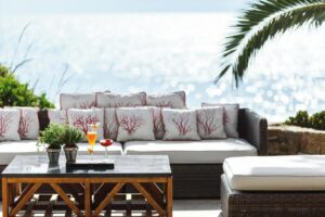 un des bars du Sani Club en Grèce avec vue mer