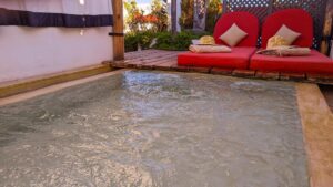 petite piscine extérieure sur le toit terrasse, rooftop, d'un riad