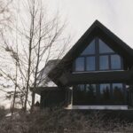 façade du luxueux chalet noir, une location de vacances de charme en forêt noire