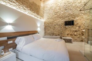 chambre de charme avec pierres apparentes à l'hôtel Borgo Baccile