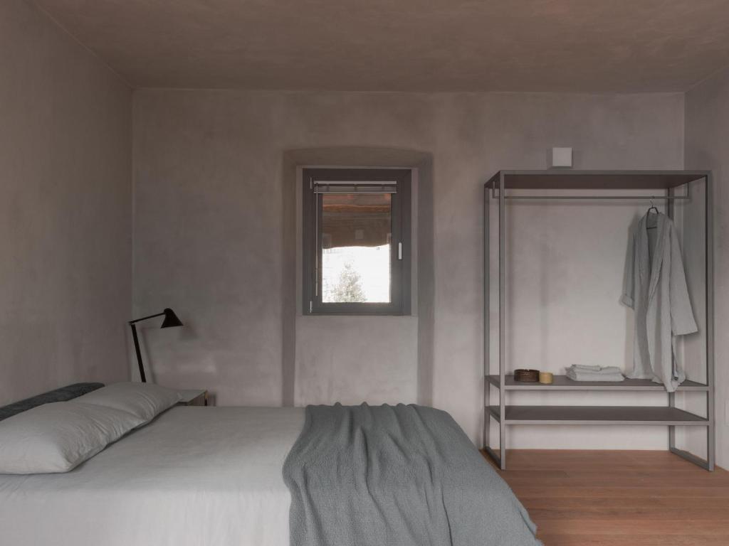 chambre d'hôtel à la décoration minimaliste à l'esprit slowtravel