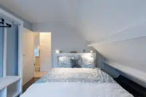 chambre double à l'étage sous la pente du toit