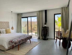 chambre cosy avec poêle à bois dans un hôtel à 1h de Marrakech