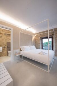 chambre d'une des maisonnettes en location vacances dans un agritourisme en Italie