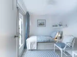 chambre pour une personne donnant sur le jardin