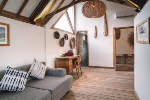 cabanon dans le jardin totalement équipé avec salon, cuisine et chambre