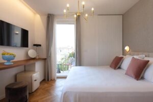 chambre cosy et moderne avec balcon et vue sur Taormine en Sicile