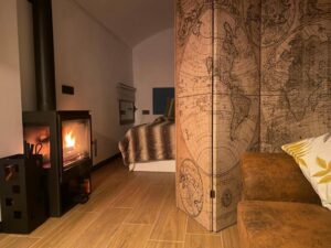 chambre avec cheminée (poêle à bois) pour une nuit insolite en amoureux