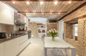 cuisine dans une des maisonnettes en location vacances