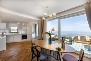 cuisine ouverte avec salle à manger et terrasse offrant une magnifique vue mer dans un appart hôtel en Sicile
