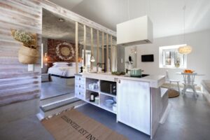 suite supérieure avec chambre et cuisine à l'hôtel Luz Charming Houses au Portugal