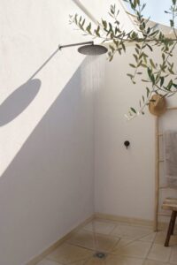 douche extérieure sur la terrasse d'une suite
