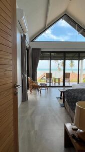 chambre climatisée avec lit double, terrasse et vue mer