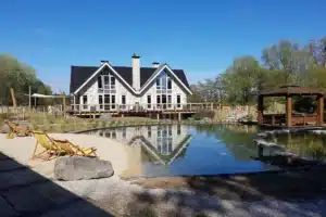 étang, plage, jardin, pool house avec jacuzzi