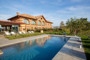 extérieur de l'hôtel Villagio Narrante Cascina Galarej avec la piscine chauffée