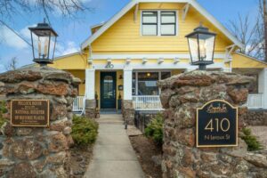facade traditionnelle américaine du boutique hotel Bespoke Inn Flagstaff en Arizona