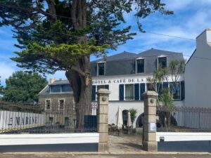 façade extérieure de l'hôtel La Marine au centre bourg de Groix