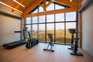 salle de fitness avec vue panoramique sur les vignes du Piémont en Italie