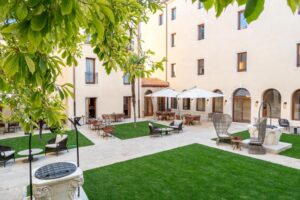 oasis de verdure et de fraîcheur dans la cour intérieure de l'hôtel Ca'di Dio small luxury Hotel