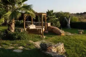 coin repos dans le jardin de l'hôtel